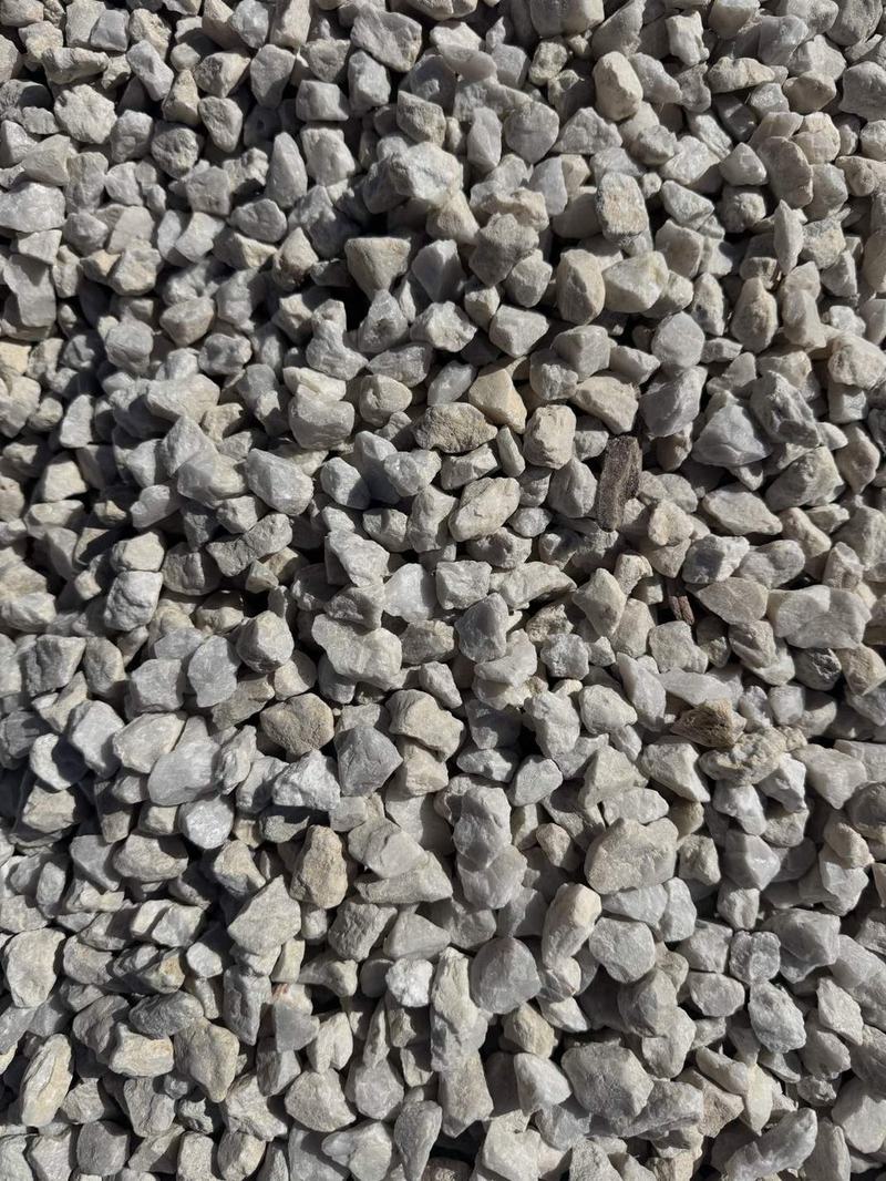 Close-up of Nailstorm Quarts white and grey crushed stone