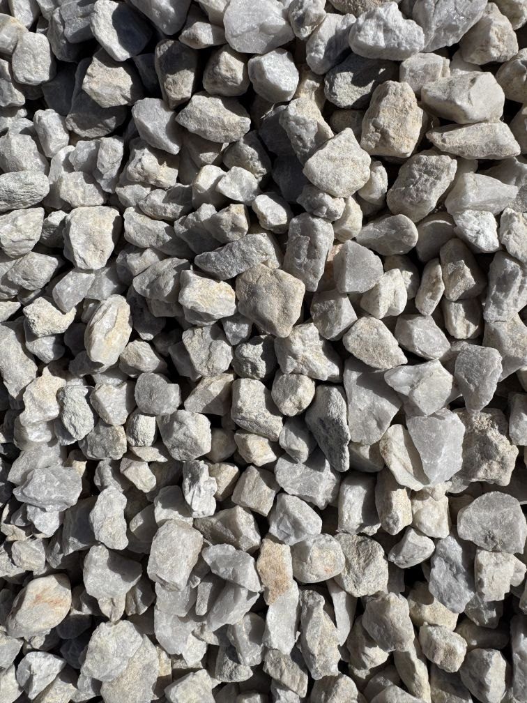 Nailstorm Quarts angular white and grey stones in close-up